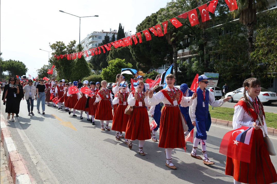 Türkiye Çocukların Gülüşüyle Renklendi: 23 Nisan Her Şehirde Aynı Coşku